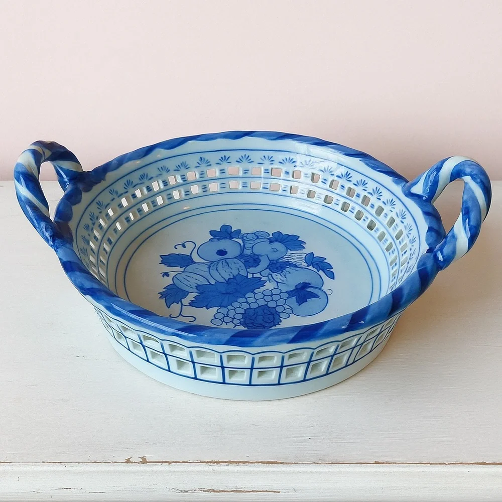 Vtg Blue White Harvest Basket Fruit Pattern Reticulated Bowl Twisted Handles 8" - Picture 8 of 9